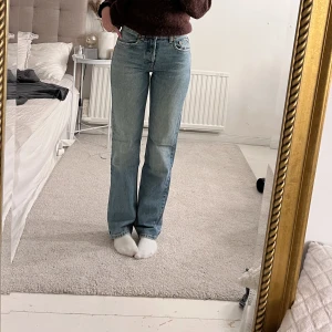 Jeans - Säljer nu dessa snygga jeans från Zara då jag ej använder dem längre, sparsamt använda.