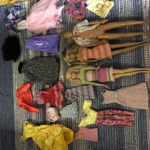 2x Barbie + Ken - En vanlig Barbie Barbie + Ken solbrända med pärlhalsband  + lite kläder  (Kan skicka med dom andra dockorna gratis från andra annonsen)