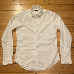 Skjorta - En mycket fin skjorta från zara man. Den är använd ca 5 gånger innan och är i ny skick. 