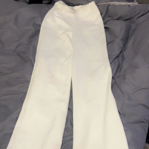 Studentbyxa  - Säljer min studentbyxa från Nelly.då den tyvär inte kom till användning.  Byxan är fläckfri och precis som ny. Köparen står för frakt …Skriv för egna bilder och för fler frågor🌸