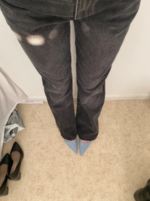 Zara jeans - Gråsvarta jeans från zara. Avklippta där nere, passar en 165-170