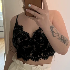 Spets topp - Svart spets topp med dragkedja i ryggen i fint skick  Tyvärr har den blivit för liten för mig  Stlk M