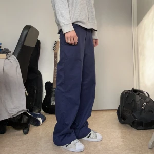 Acne studios blåa arbetsbyxor - Acne Studios baggy blåa chinos/arbetsbyxor, otroligt bra kvalite och väldigt sparsamt använda storleken är 48. Benöppning: 27cm, midjevidd: 45cm, ytterbenslängd 108cm. Kom dm för fler bilder, färgen är svår att se rätt