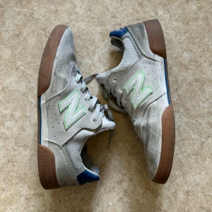 New balance 288 - New Balance 288 skate modell, rätt så slitna pch smutsiga med lite toedrag, men om man byter skosnöre så är det fortfarande en snygg och funktionell sko, om man skejtar funkar dem jättebra med tanke på att man ändå sliter igenom skor så snabbt då;)) 
