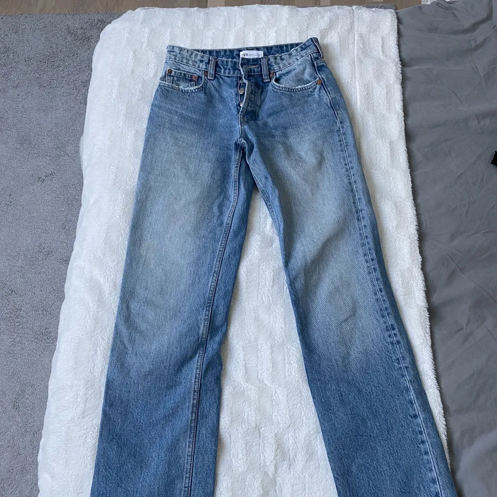 Fina zarajeans, tyvärr blivit för små för mig men annars jättefina, raka i benen. Hör av er vid frågor🥰. Jeans & Byxor.