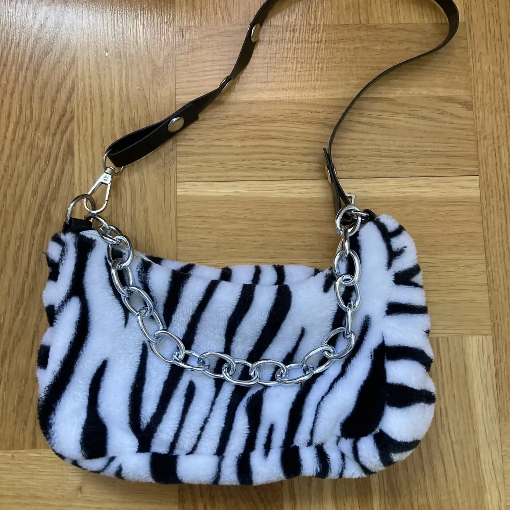 Fluffig minibag med zebra mönster och en kedja💕vet ej märket. Accessoarer.