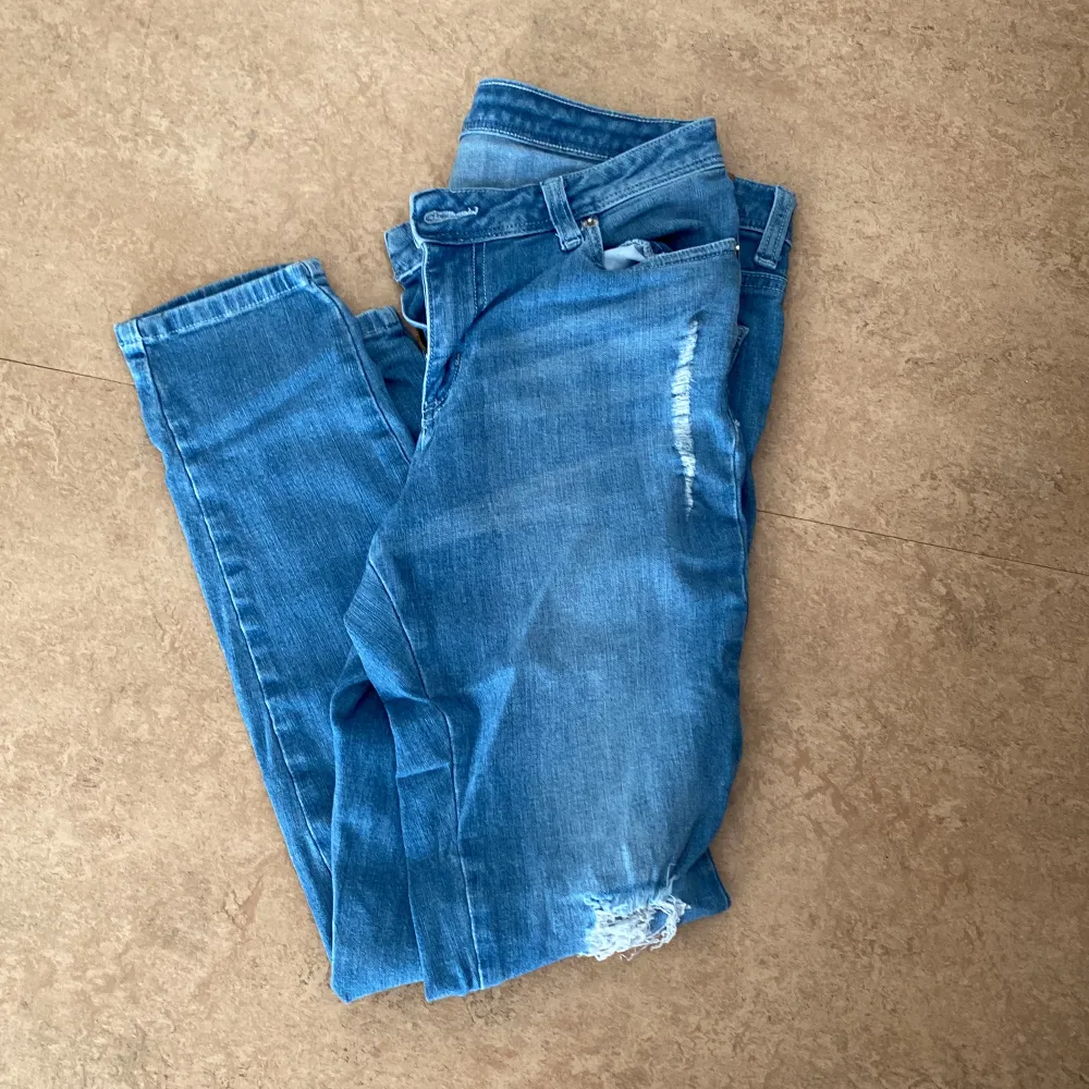 Ett par skinny jeans i bra skick har haft i ett år säljer för att den är för kort på benen. Materialet är stretchig så det passar xs-m Kanske. Jeans & Byxor.
