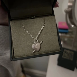 Maria Nilsdotter  - Intressekoll på mitt fina Maria Nilsdotter smycke. Köptes i början av året men säljer nu då jag sparar till ett annat smycke. Toppen skick då jag ej använt det mycket. Hör gärna av dig eller köp direkt!💞 Nypris ca 2800kr