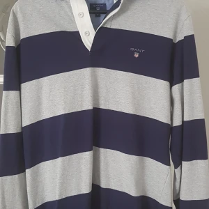 GANT rugby tröja - Fin GANT rugby tröja som är sparsam använd. Djur och rökfri. Inga anmärkningar!  Storlek: Medium
