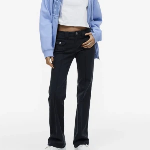 Svarta low waist jeans - Säljer dessa as snygga och populära jeans från hm!