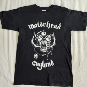 Motörhead t-shirt  - Bandtröja med Motörhead på. I fint skick.  Eventuell frakt betalas av köparen 🖤