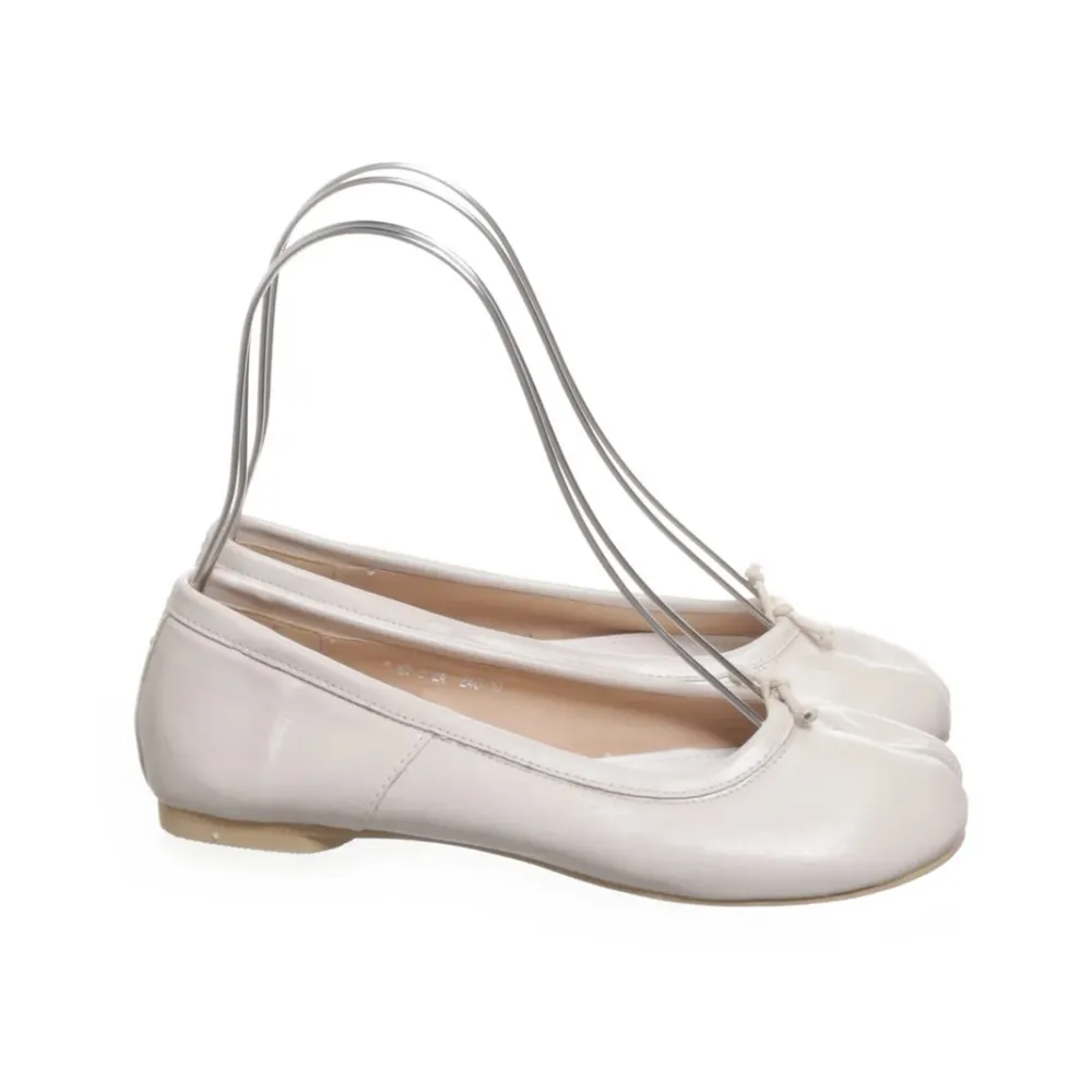 Sjukt söta tabi ballerina skor. Aldrig använda och i topp skick. Måste tyvärr sälja efter som att dom är försmå för mig. . Skor.