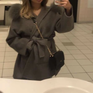 Kappa från Dennis maglic  - Grå kappa i bra skick. Normal passform. För snabb affär kan priset gå ner, kommer endast att mötas upp i Stockholm.