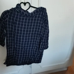 Rutig topp  - Rutig topp i fint skick storlek 38