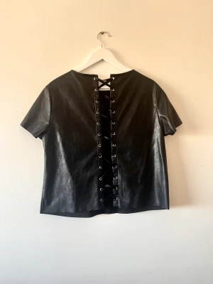 Cool läder t-shirt - Snygg läder t-shirt. Använd fåtal gånger.   