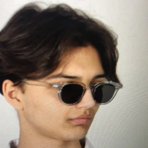 Monten M1V1 solglasögon  - Jag säljer ett par helt oanvända glasögon från monten i modellen M1V1. Dom var lite för små för mitt huvud. Storlek one sizw