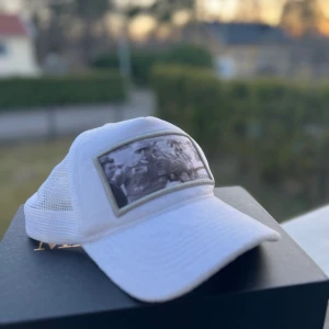 Maggiore C9 s2 - Säljer nu denna super fina Maggiore C9 keps. Mycket fint skick och använd ca 4 gånger. Modellen säljs inte längre och har hög efterfrågan.💘💘köparen står för frakten! 