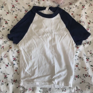 Croppad tshirt - Supergullig croppad tröja från H&M. Säljer pga att den är för liten. Aldrig använd.