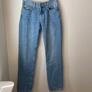 Lågmidjade jeans - Ett par lågmidjade jeans jag aldrig använt köpta på lager 157, modellen är Icon🤍