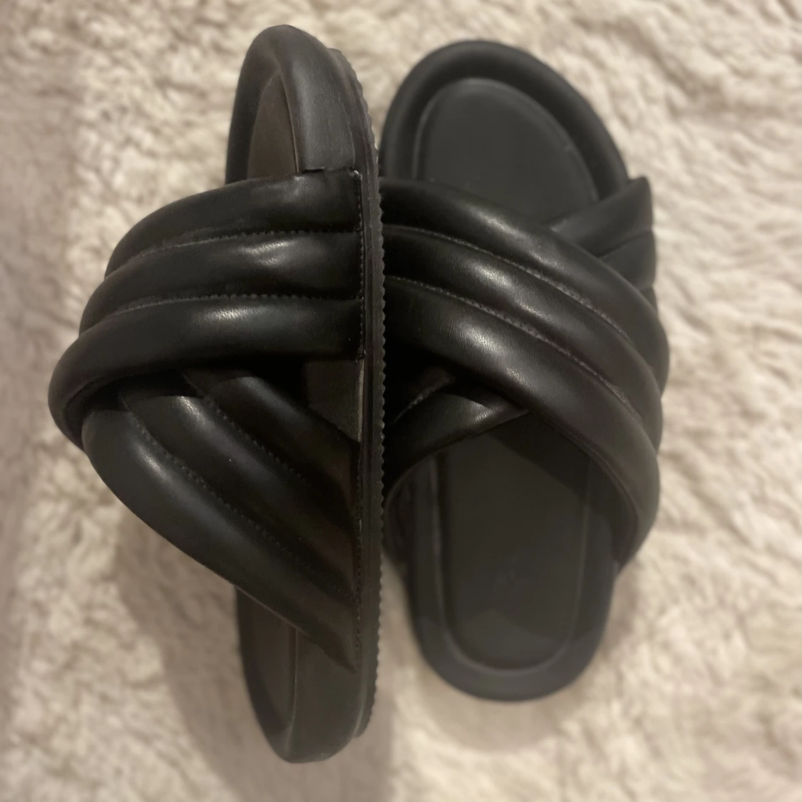 Tofflor i läderimitation  - 90