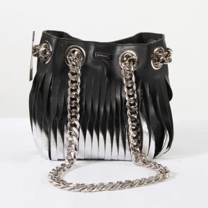 Handväska med kedja - Säljer denna super coola ivy revel väskan!! Den säljs inte längre och har varit min favvis länge💗hoppas någon annan kan ha användning av den nu!