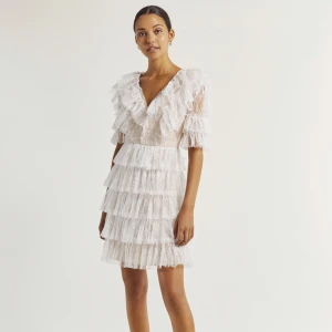 ByMalina  - Jättefin klänning, perfekt till studenten eller annat tillfälle, använd endast en gång, storlek L 🌸nypris 2500kr