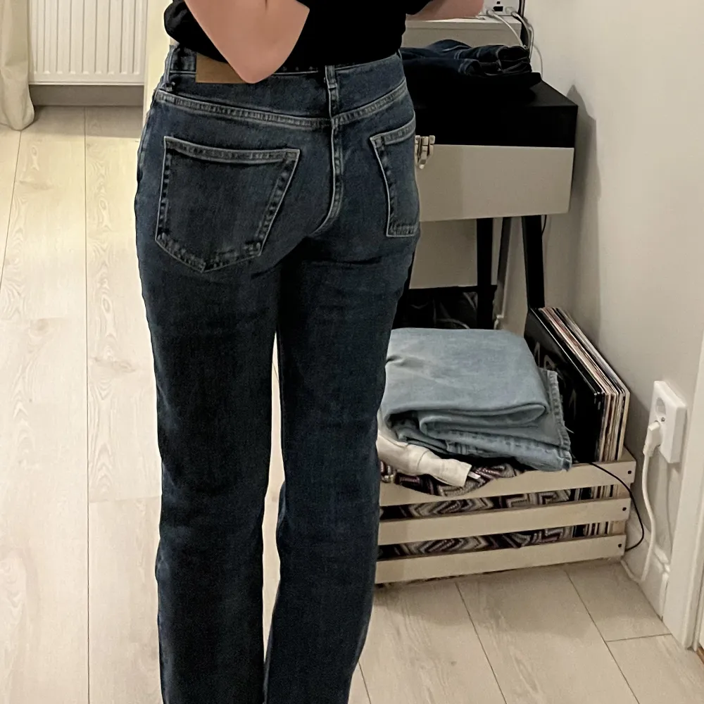 Blåa jeans från weekday, inte super mörka men inte ljusa så någonting däremellan. Kortare i benen. Modellen är TWIG, 25 i midjan 30 i längden.. Jeans & Byxor.