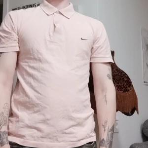 En rosa Nike piké - Det är en rosa piké och den är Nike!