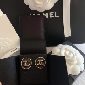 chanel - säljer dessa chanel örhängena för 4000 kr, köpt för 5630 kr, kvitto finns och man får med allt som örhängena kom med i ❤️
