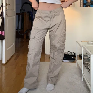 Cargo-byxor - Cargo-byxor som passar lågmidjat och går ner till golvet på mig som vanligtvis har storlek M och är 170 cm lång🫶🏼