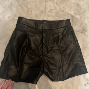 Skinn shorts  - As snygga o trendiga skinn shorts från zara! ❤️‍🔥❤️‍🔥