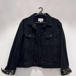 Jeansjacka  - Superfin jeansjacka i mycket bra skick. Storlek 38 men passar även en 40