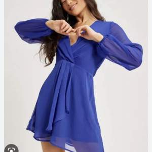 Blå jätte fin klänning från Nelly i storlek 38/M. Använd 1 gång. 250kr + frakt 🌟