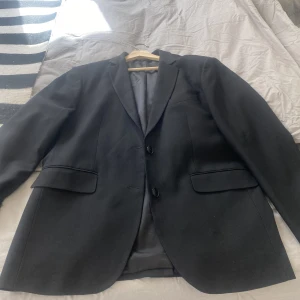 Djerf Avenue blazer - Svart Djerf Avenue ”Forever blazer black” i strl S. I knappt använt skick 