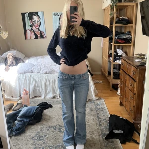 Levi’s jeans  - Lågmidjade utsvängda Levi’s jeans! Midjemått 40 cm och innerbenslängd 80 cm