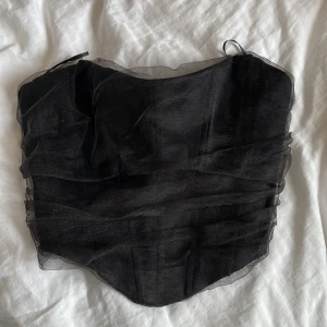 Korsett - Säljer nu min super snygga korsett från Zara. Utsidan är i svart tyll tyg, insidan är silke av något slag. Storlek xs. Minns inte exakt vad den kostade, gissar runt 350kr? Pris går att diskutera. Perfekt till festligheter!🎉💃🏼
