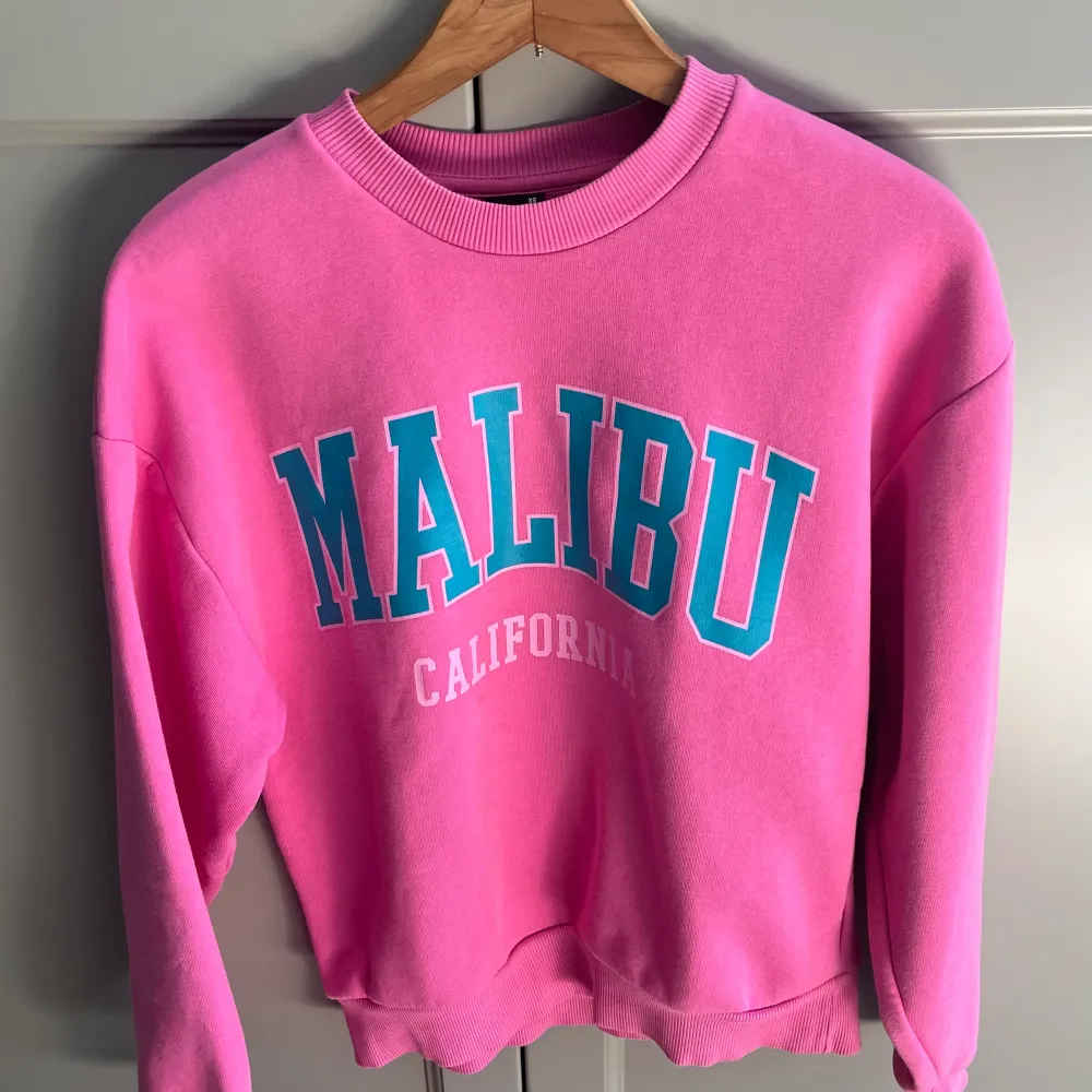 tjocktröja från gina tricot 🩷 det står ”malibu” och ”california” 🩵🩷 använd 4-5 gånger !! inga defekter 🤍 säljer pga att jag rensar garderoben 🤍🤍. Hoodies.