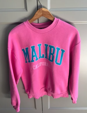 malibu gina tricot tjocktröja 🩵🩵 - tjocktröja från gina tricot 🩷 det står ”malibu” och ”california” 🩵🩷 använd 4-5 gånger !! inga defekter 🤍 säljer pga att jag rensar garderoben 🤍🤍