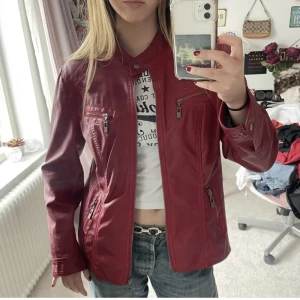 Röd skinnjacka - Röd skinnjacka. Nyligen köpt på plick. Passar unisex