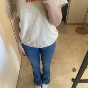 Bootcut jeans från Gina Tricot - Blåa bootcut jeans från Gina Tricot. Säljer för att dom har för små. Sitter jätte snyggt på. OBS har klippt bort lappen som det står vad det är för storlek på för tyckte att den kliade.  Är i fint skick och använd fåtal gånger. Frakt tillkommer💓