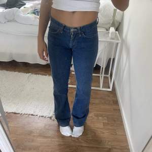Säljer mina lågmidjade super fina jeans, men har för många, hör av dig vid frågor💘det står ingen storlek men skulle uppskatta en 34/36, jag är 167 cm!