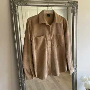 Skjorta - Beige manchesterskjorta från Gina Tricot. Skulle säga att färgen är mest rättvis på bild två.  Knappt använd så den är i fint skick 🤎