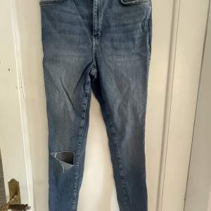 Slim jeans Använda Max 2 gånger, lagom strechigt i materialet. Har ett hål på höger knä och lite slitdetaljer runt fickorna. 