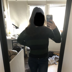 Randig tröja  - Secondhand köpte denna men det står inte vilket varumärke gissar på Brandy Melville eller HM. Fel fri bra kvalitet och skick. Säljer för att jag behöver pengar 😃❤️