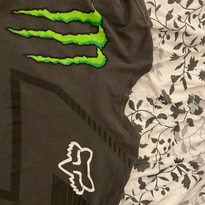 T-shirt - En grå t-shirt me etc monster tryck och fox. Inte använt många gånger, några smink fläckar men dem tvättas såklart innan den skickas. Skriv för fler frågor:) 