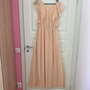 Balklänning i bra skick samt billig❤️ - Säljer min fina balklänning som kommer från nelly i en rosa persiska färg❤️ Endast använd 1 gång och är i bra skick 