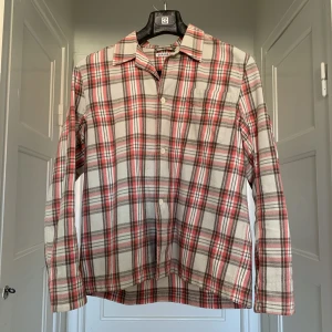 OUR LEGACY SKJORTA - Our legacy skjorta med boxig fit. Storlek 44/xs men sitter mer som storlek S. Bra skick, inte använd mycket. 