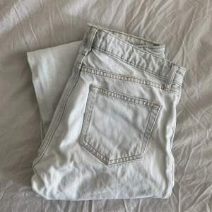 Säljer dessa jeans från Zara med slits! Inga defekter förutom att de är slitna längst ner.  Betalning sker via swish.
