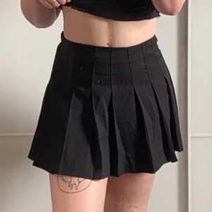 Tenniskjol - säljer denna svarta tenniskjolen i bomull då den inte kommer till användning längre. stl 40 men den har ingen stretch så skulle säkert passa en 38 också. skulle påstå att den är i nyskick då jag bara använt den några få gånger, köpt på H&M för 199kr.