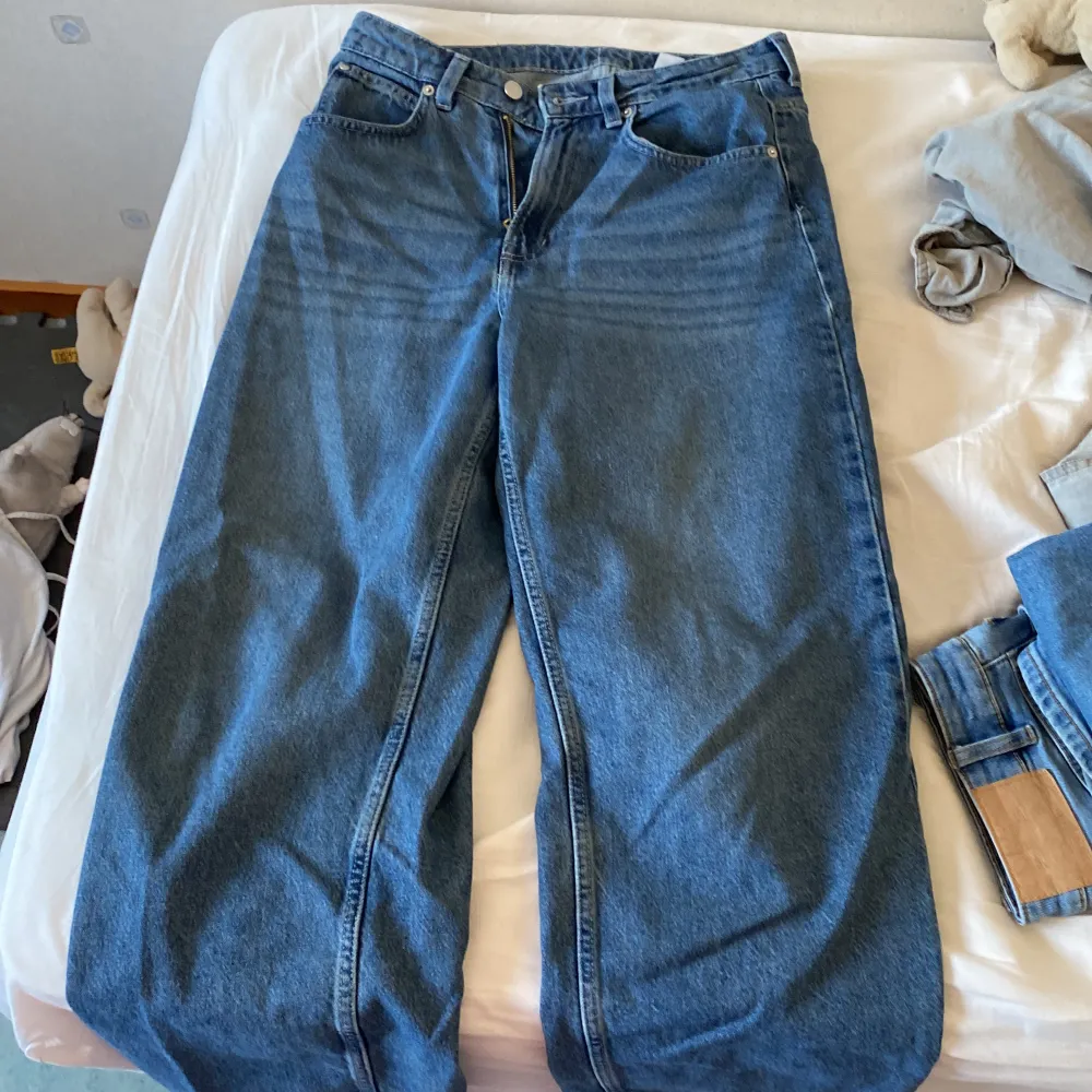 Baggy jeans från hm. Sitter jättefint och det finns inte fläckar eller hål etc.. 6 månader gammla ungefär. . Jeans & Byxor.